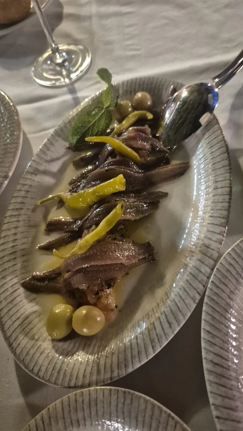 Anchoas del Cantábrico con tartar de tomate y orégano