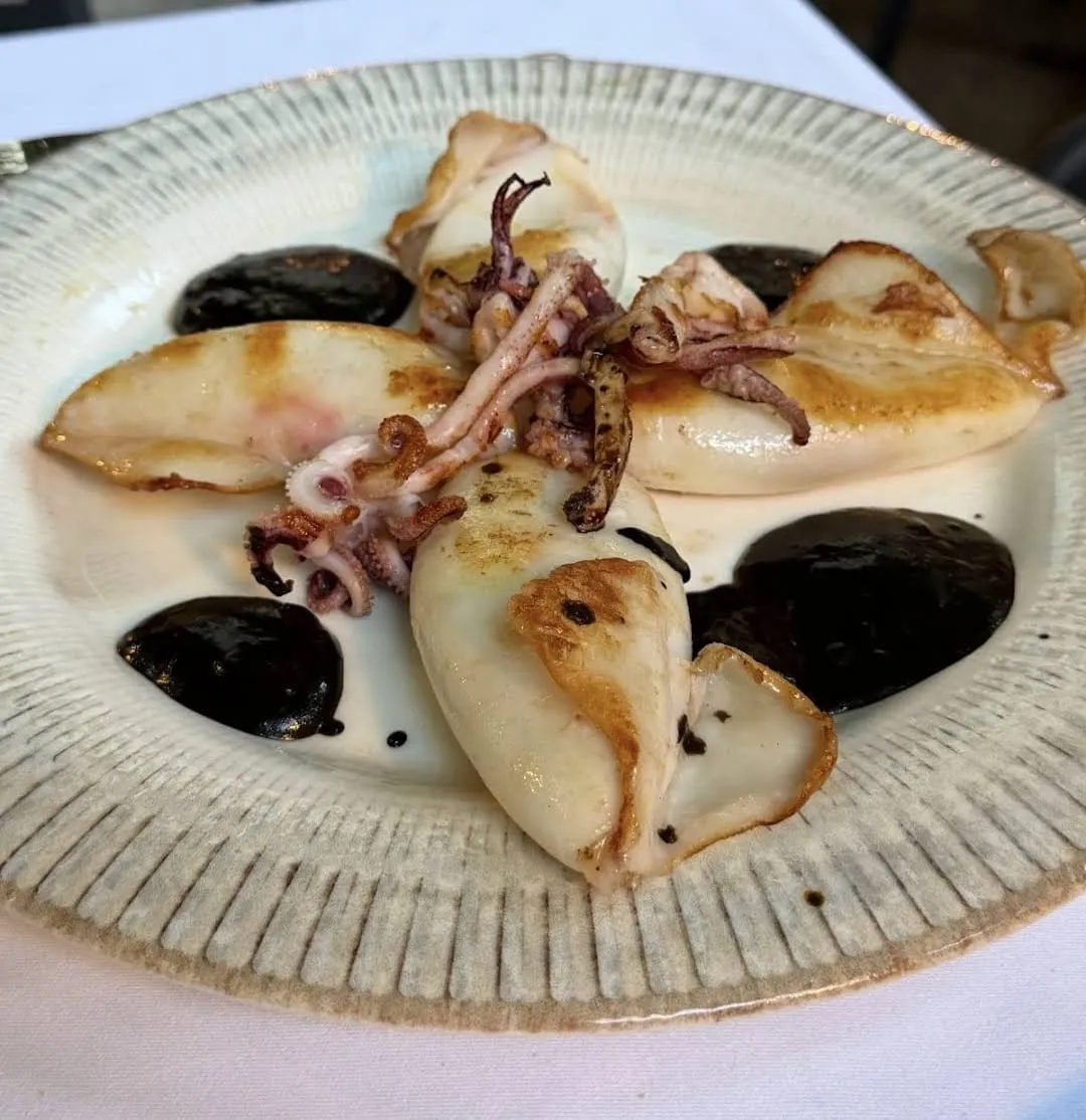 Chipirones a la plancha con mahonesa de ajo negro