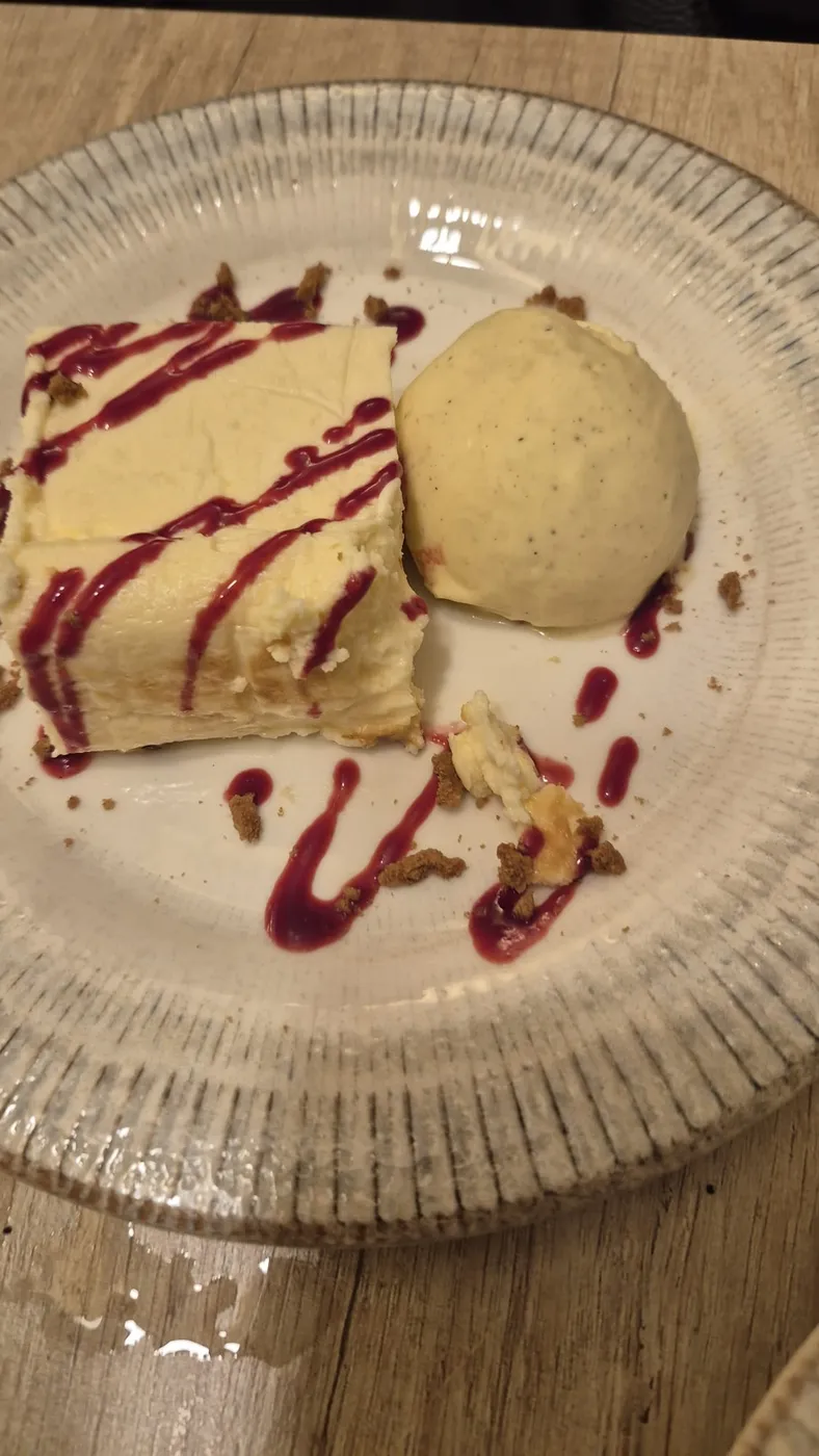 Tarta de queso al horno con helado de vainilla